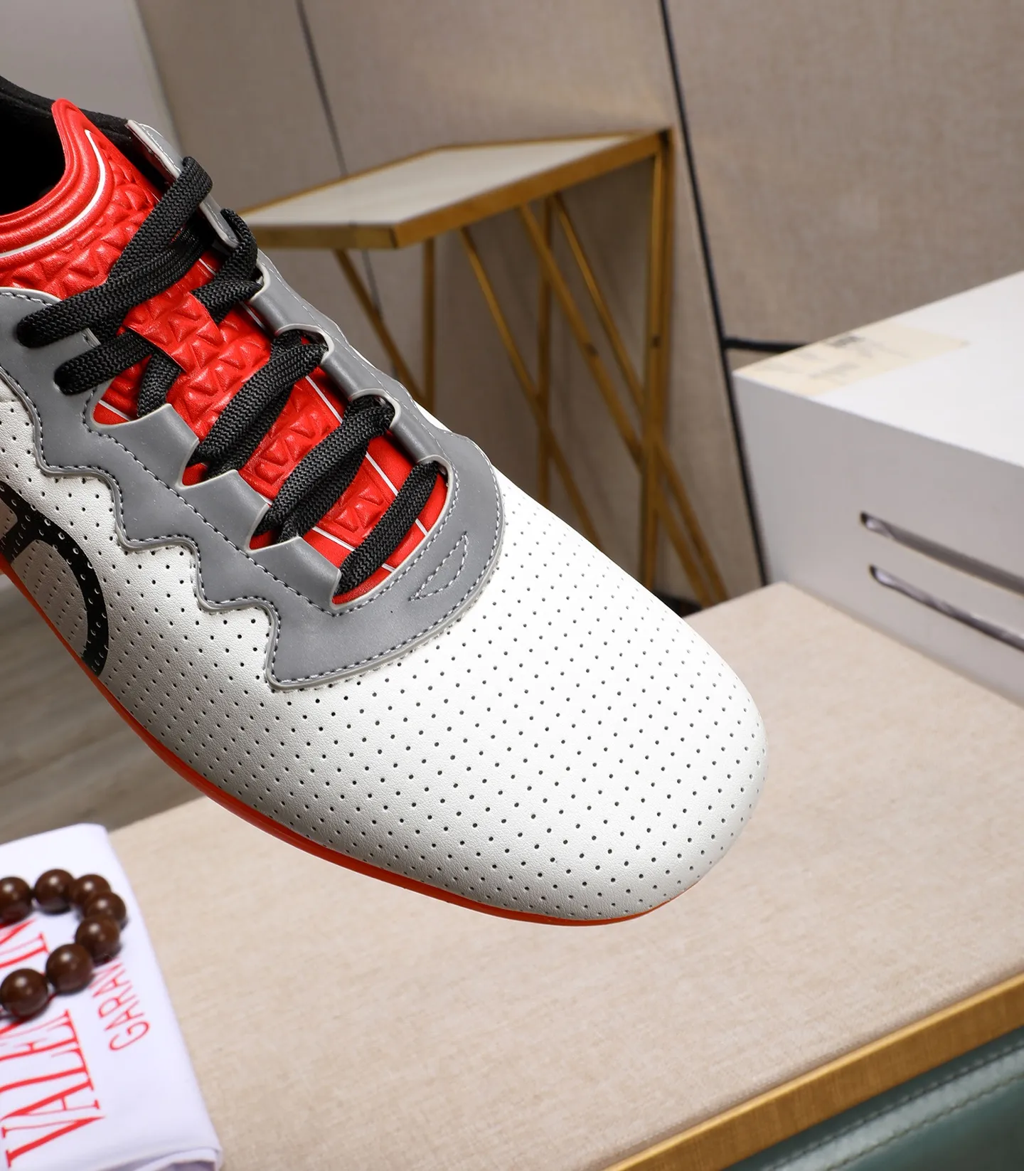 Men's Men's Shoes 💰620 VALENTINO 🌹🌹🌹2025 Valentino's latest spring sneakers! The counter 🔥 recommends RUNBOOT, which is lightweight and comfortable. It has a multi-functional design that integrates blue sneakers, running shoes, and fashionable sneakers to create a cool on-foot effect. ♥️♥️Fashionable sneakers that are sought after by many popular celebrities and fashion influencers♥️♥️. 👉All-round original 1:1 high-end production 👉Fabrics: Two options: delicate, soft and comfortable eyelet lambskin and high-end technical fabrics 👍Super soft suede special lining inside 👍Outsole wear-resistant TPU material 👍Full set of original counter packaging